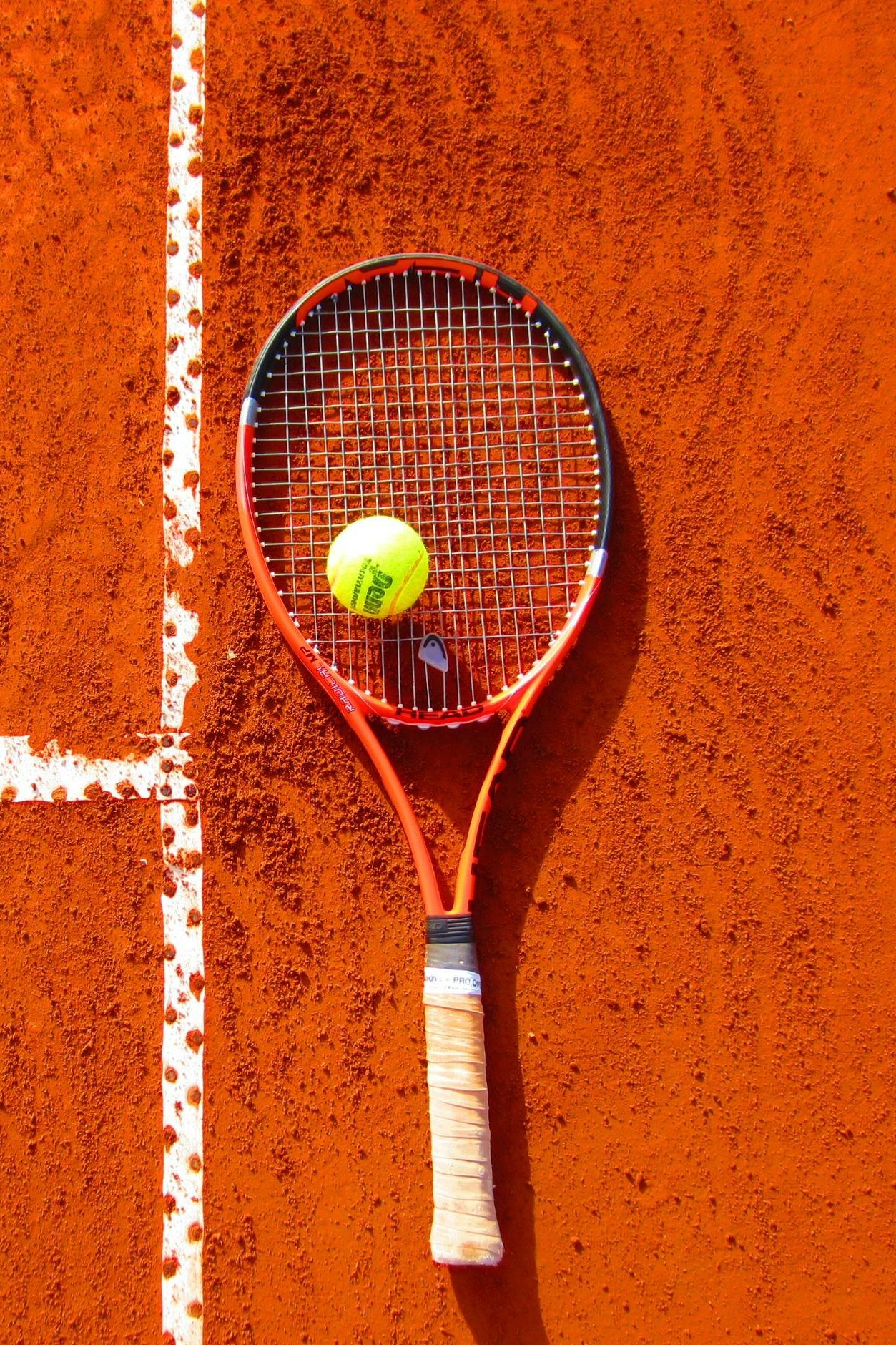 Une raquette de tennis sur un terrain de tennis. 