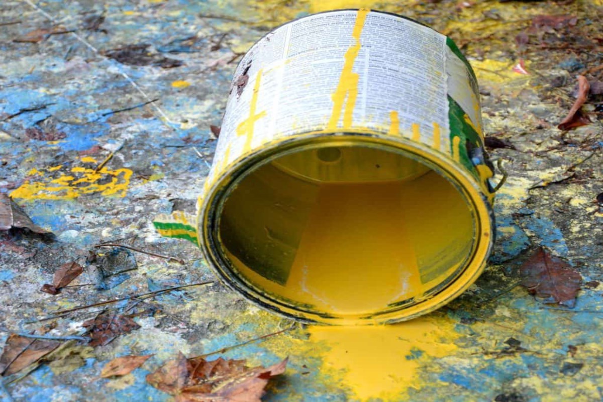 Pot de peinture jaune renversé