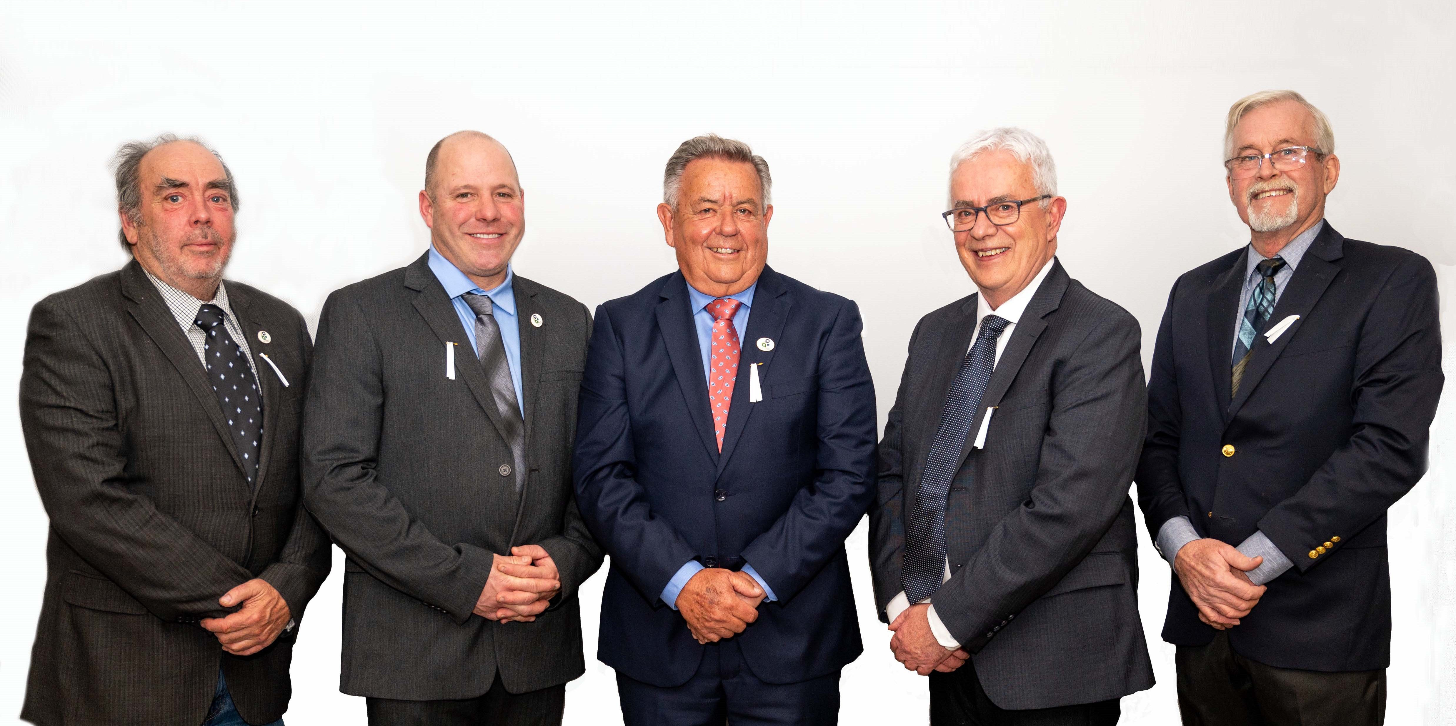 Conseil municipal 2022-2026, de gauche à droite : Ian Walker (conseiller), Antoni Viau (conseiller), Yves Laviolette (maire), Benoit Lamarche (conseiller), Jean-Pierre Cadieux (conseiller).