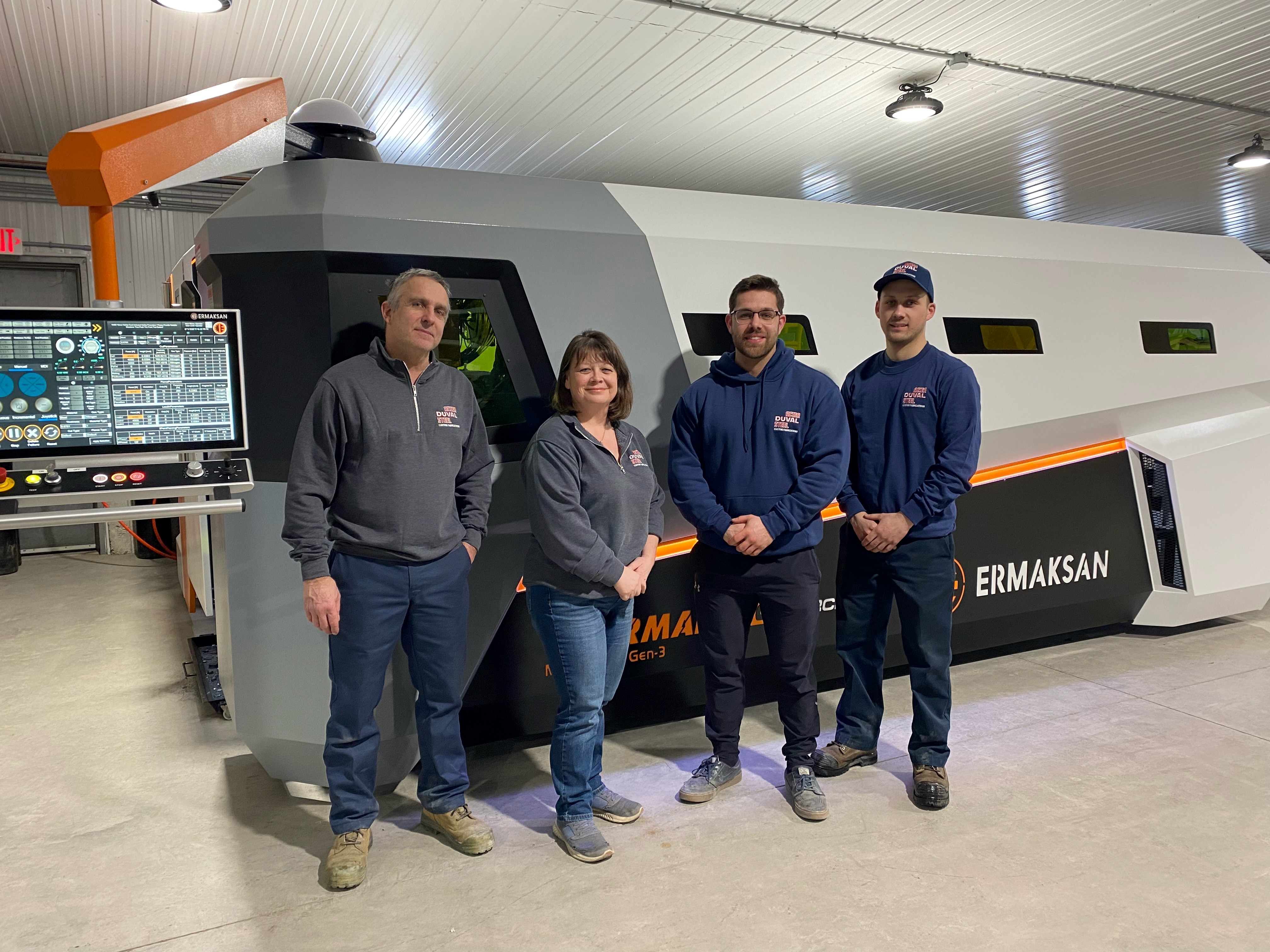 Les quatres membres de l'équipe familiale de Acier Duval Steel devant leur nouvelle machine à Fibre Laser