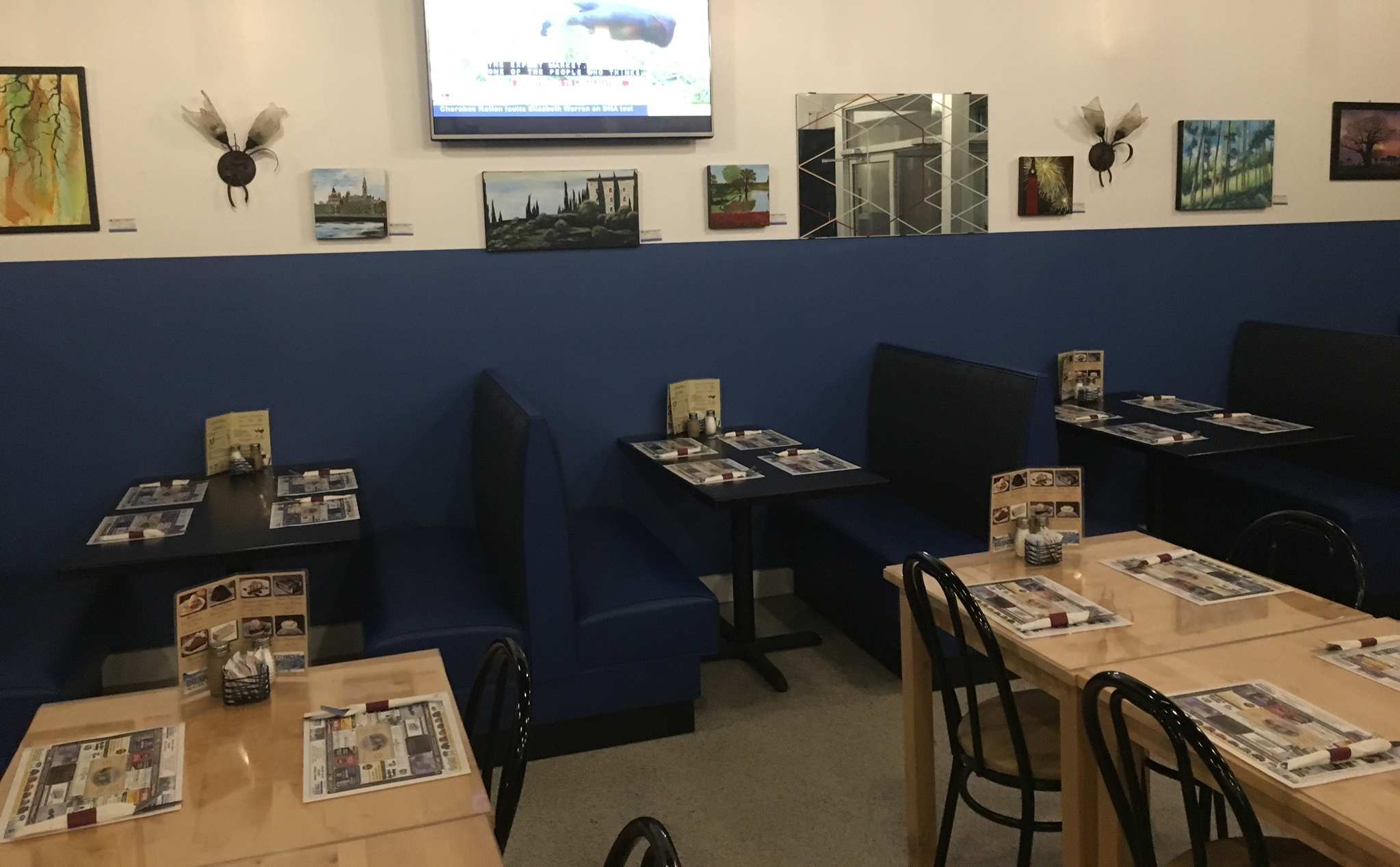 Tables dans un restaurant contre un mur bleu