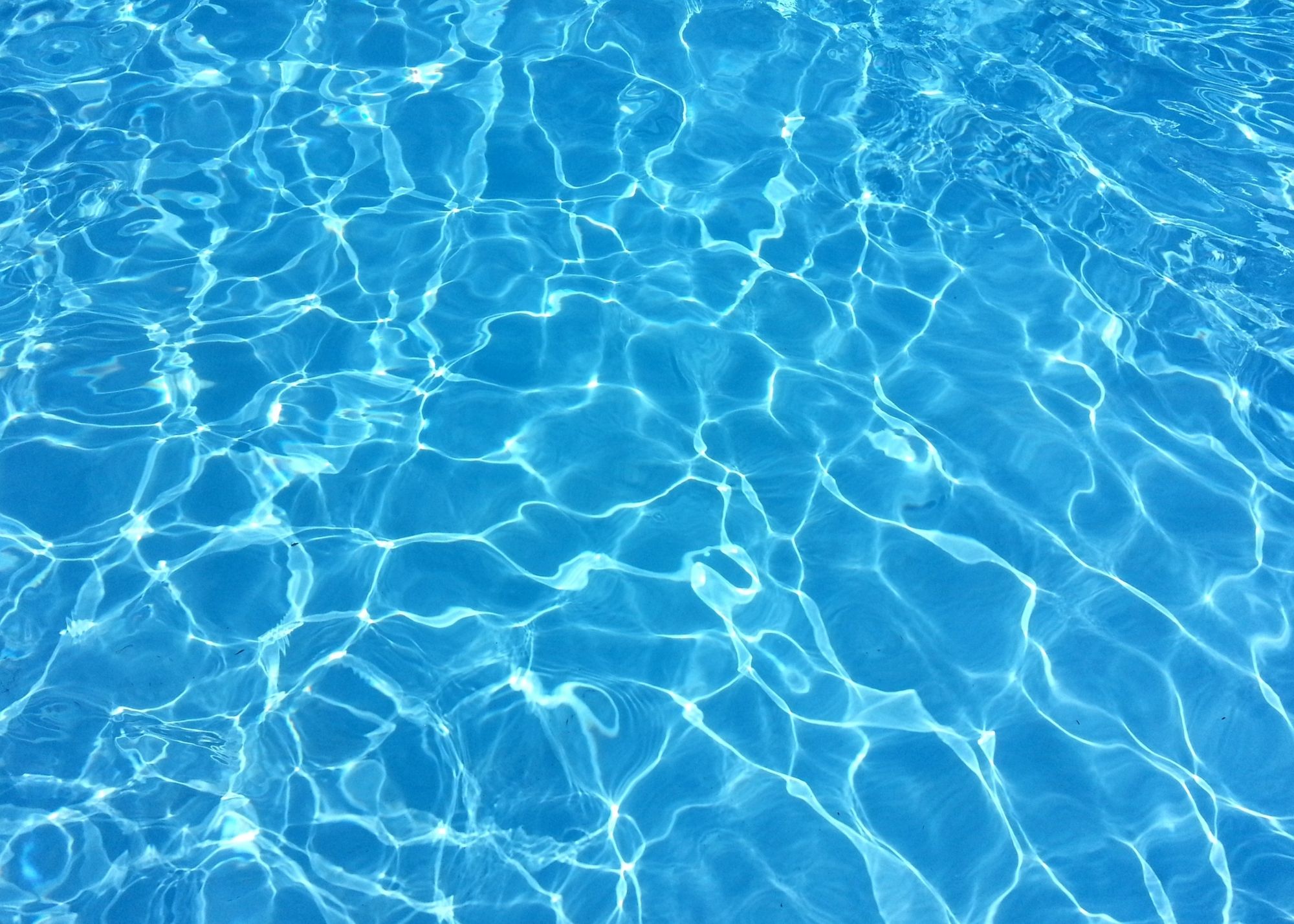 Reflet sur l'eau d'une piscine