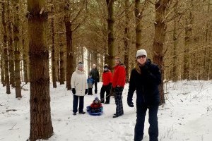 Groupe de gens marchant en raquette dans le boisé Larocque