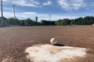Balle et gant de baseball sur terrain