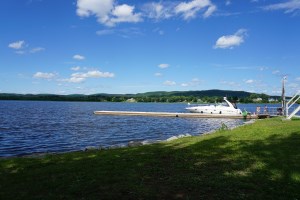 La vue sur la rivière des Outaouais, un quai et un bateau. 