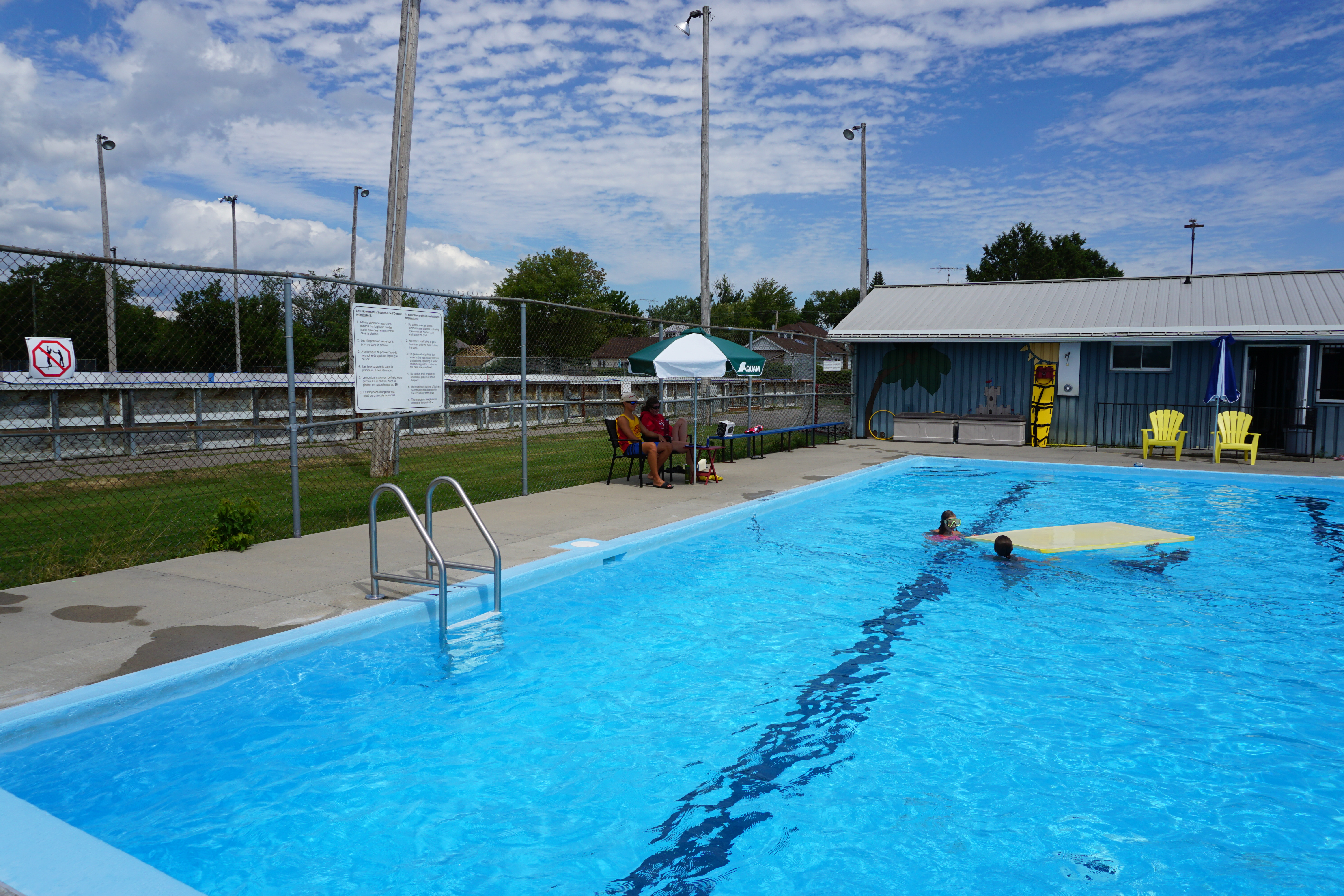 Piscine municipale de Plantagenet, avec des enfants qui jouent.