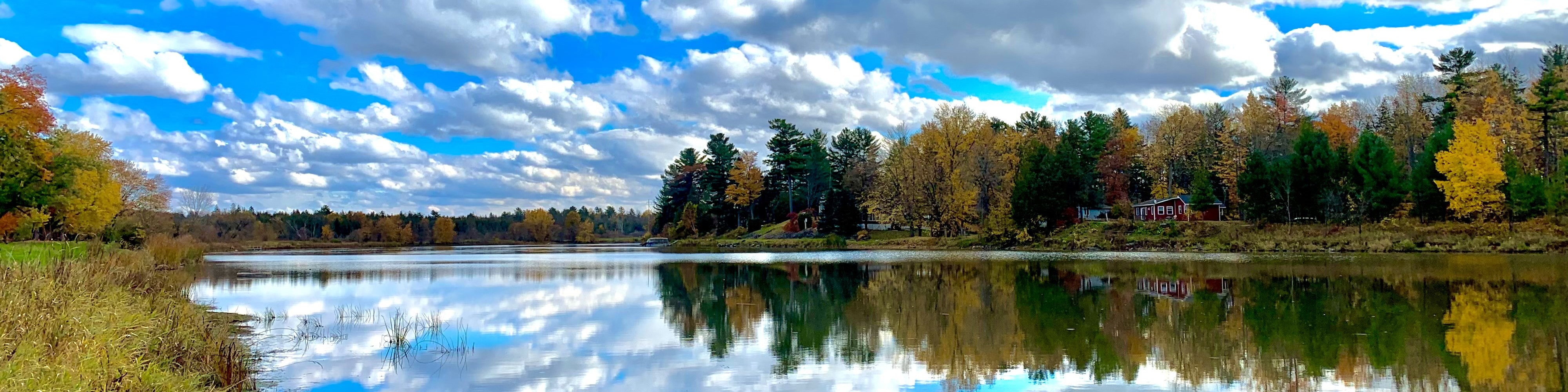 Rivière Nation Sud avec un ciel bleu et quelques nuages.