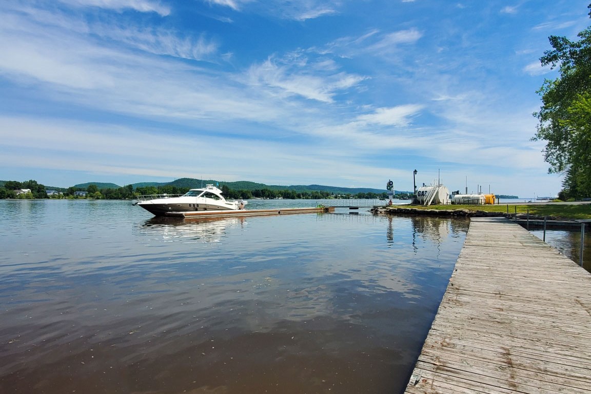 View of the Lefaivre Marina in the Riverside Park, a dock and a boat. 