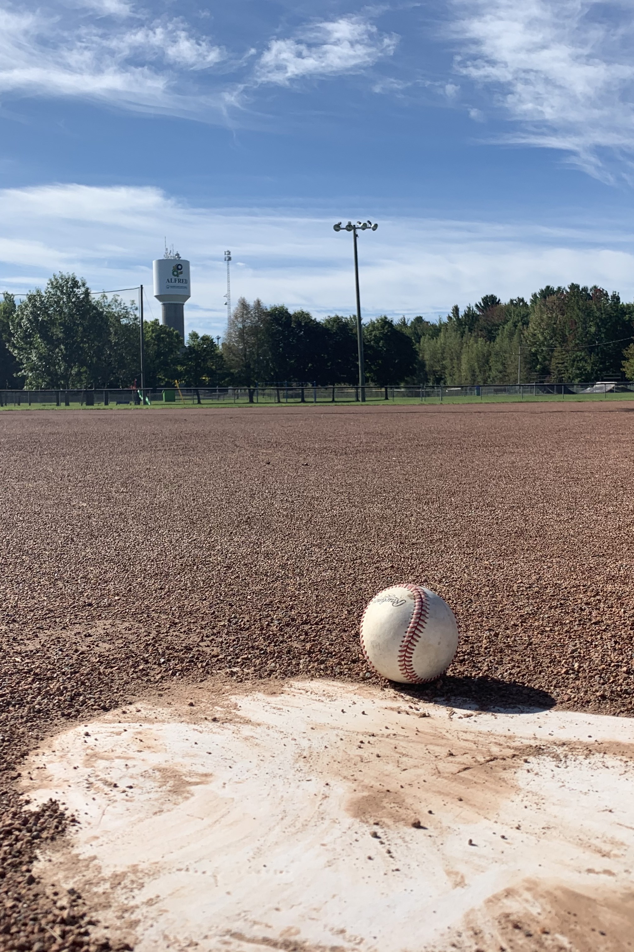 Une balle de softball sur un terrain.