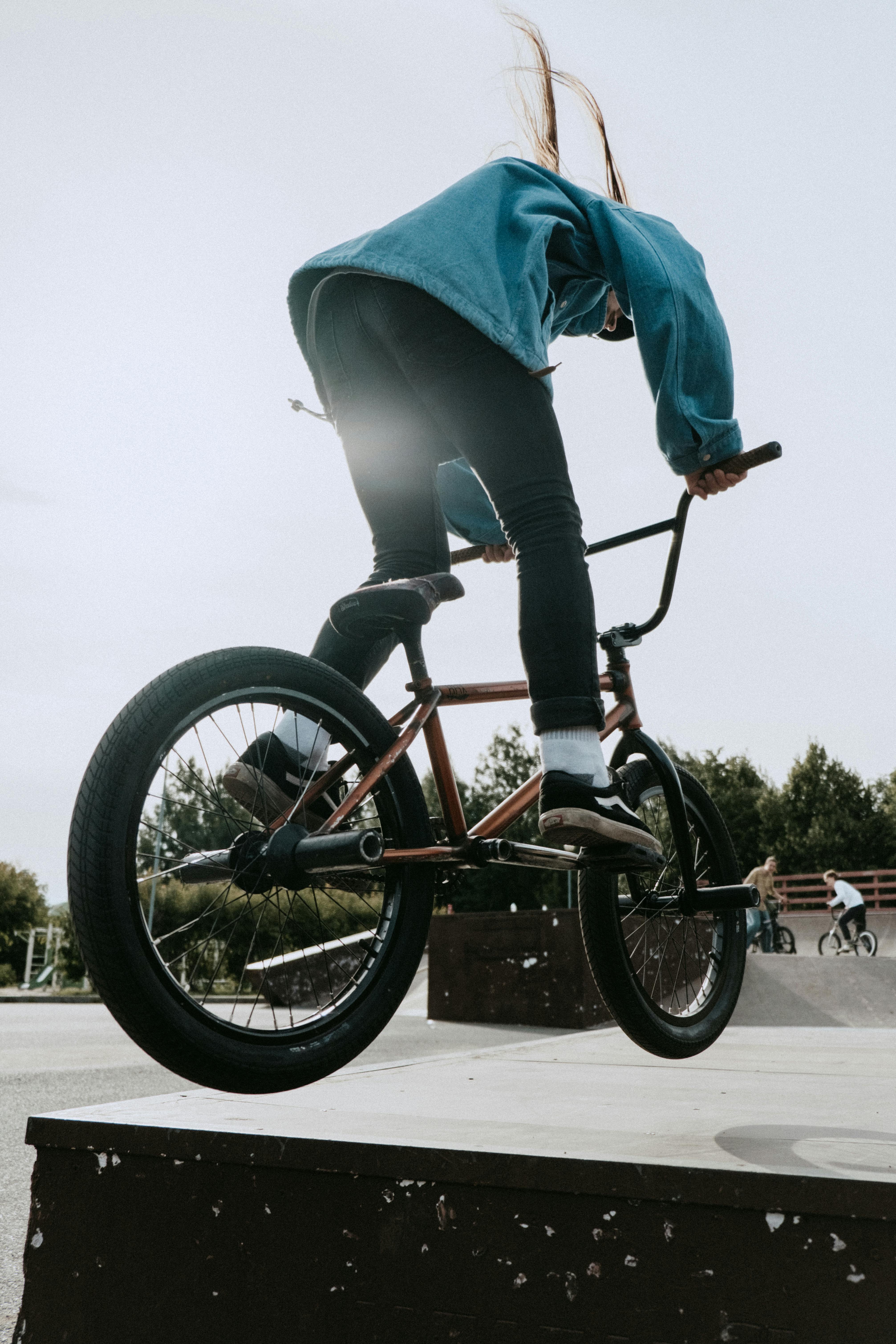 Une personne en BMX qui fait un saut.