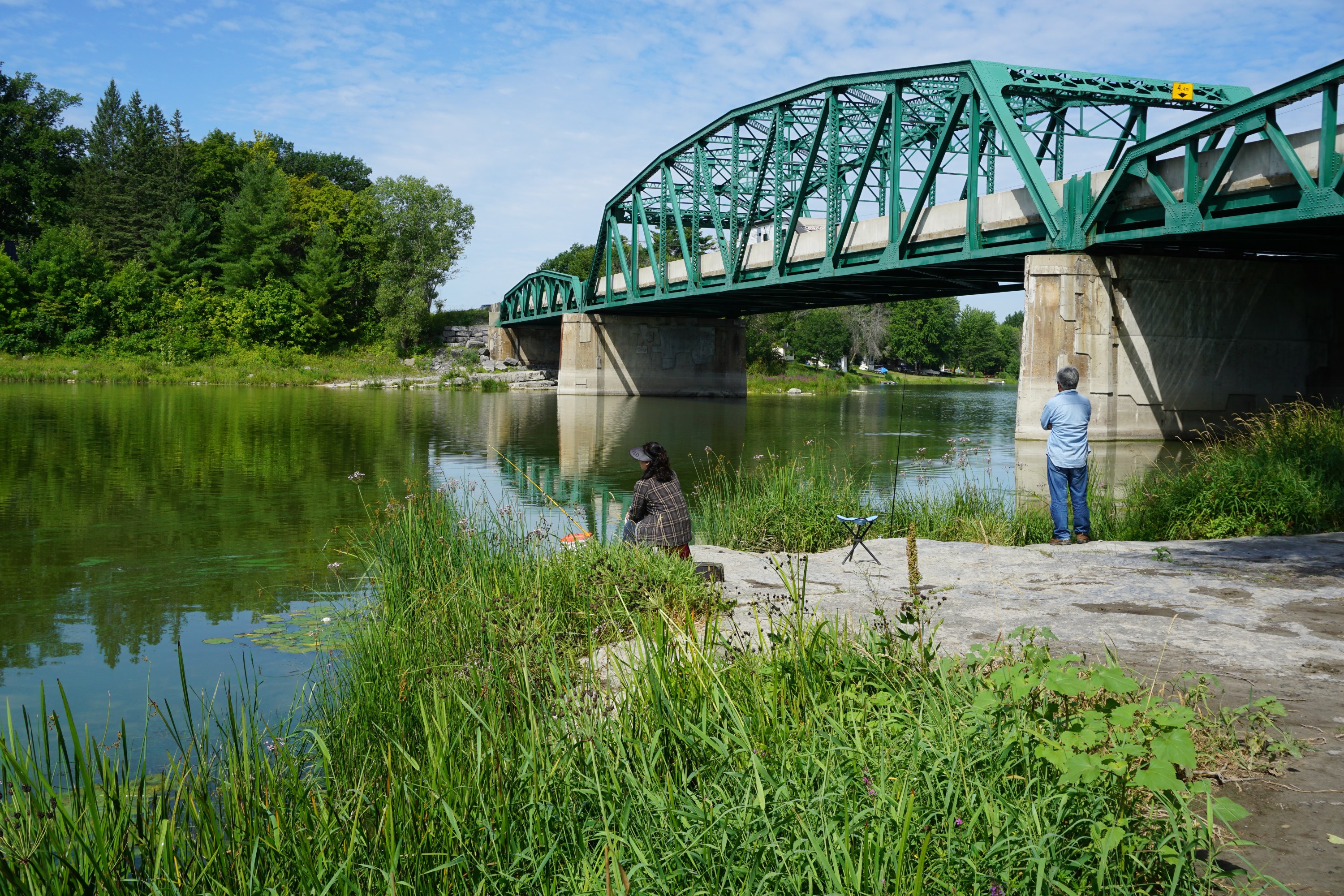 Vue sur le pont menant à Wendover et deux personnes qui pêchent.