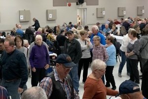 Groupe de gens dans la salle communautaire de Wendover