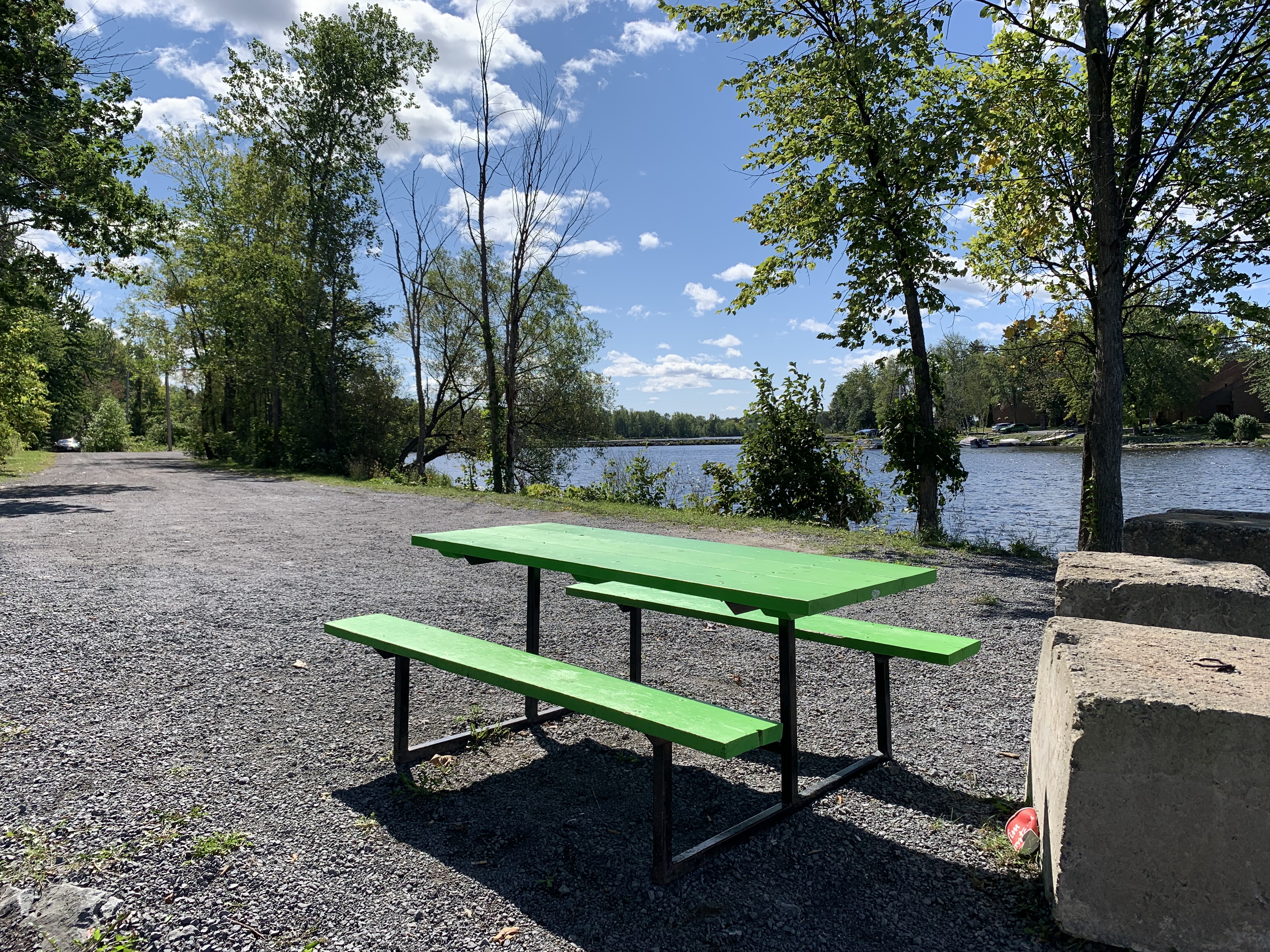 Table de picnic sur un chemin de gravier en bordure de la rivière des Outaouais
