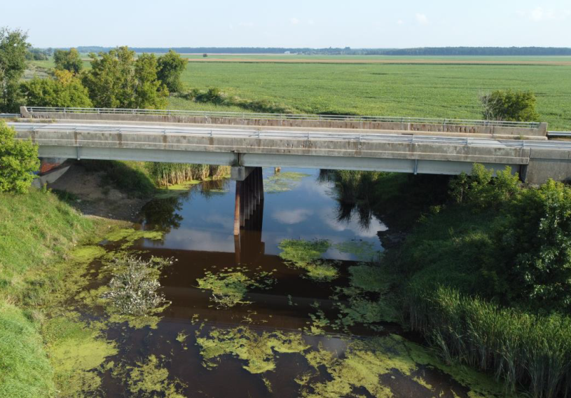 Image du pont du lac Cobb's à l'été