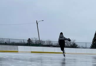 Personne qui patine sur la patinoire pendant l'hiver