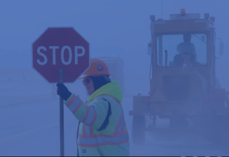 Ouvrier de construction qui tient un panneau d'arrêt