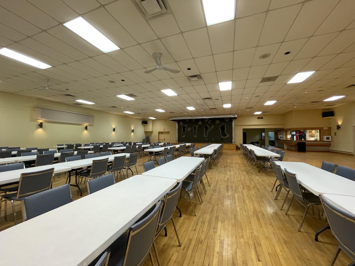 Grande salle avec 20 tables et chaises 