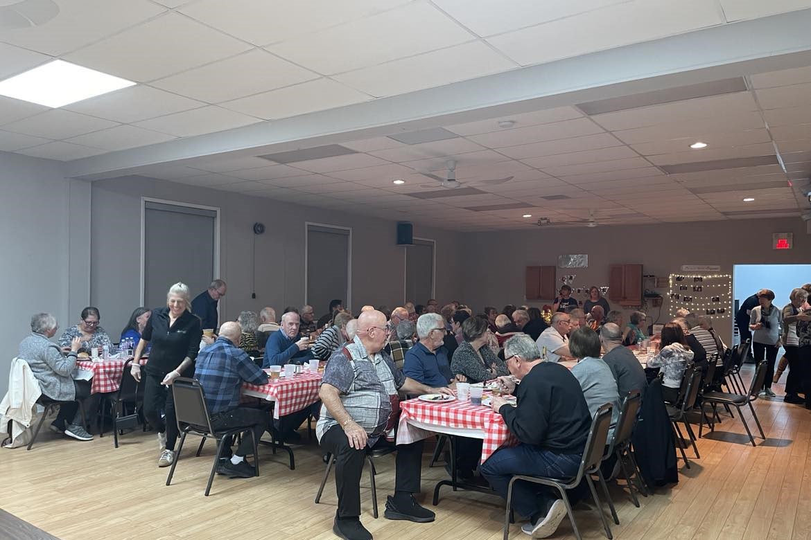 Groupe de gens à la salle communautaire