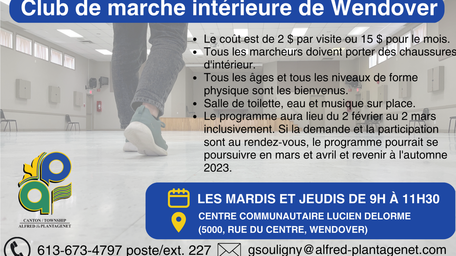 Photographie de personnes marchant dans une salle de gym, texte informatif inclus.