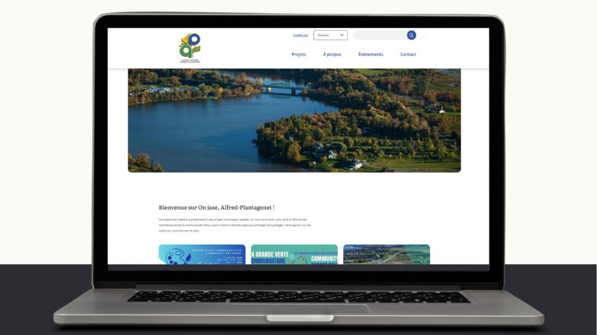 Un ordinateur sur lequel figure notre plateforme On jase AP