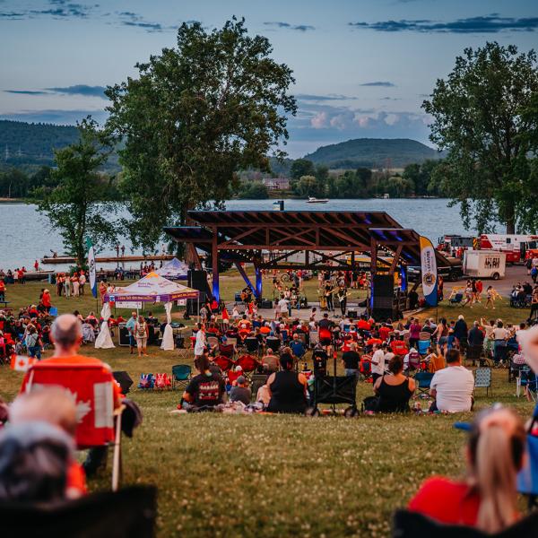 Tousands of people watching an outdoor show in Lefaivre 