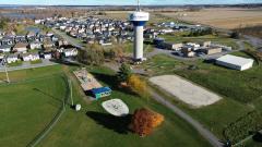 Image avec drône du parc Denis St-Pierre de Wendover. Il y a sur l'image la tour d'eau, la structure de jeux et les jeux d'eau